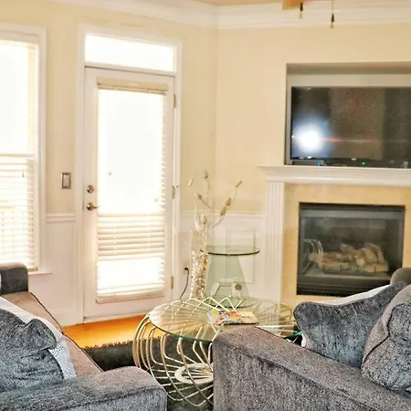 Gorgeous Downtown Home Ideal For Long Term Stays